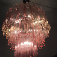 Lustre en verre rose doré de luxe, à plusieurs niveaux, avec abat-jour en cristal à bords festonnés, accents floraux en laiton, éclairage à économie d'énergie