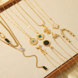 สร้อยคอจี้รูปดาวพระจันทร์ทรงสี่เหลี่ยมผืนผ้าสร้างแรงบันดาลใจตามสั่งชื่อครบรอบปีที่แกะสลักรูปทรงเรขาคณิต - Product Image 2