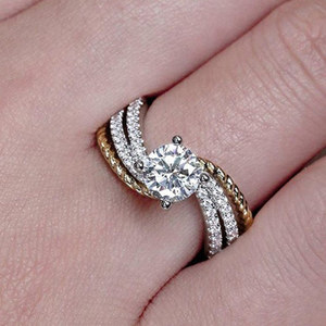 Anello da Donna Bicolore con Pietre Scintillanti Stile Pavé, Gioiello Creativo alla Moda - Product Image 1