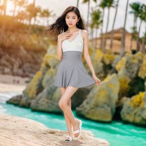 Traje de baño de una pieza para mujer Baiya, cuello en V, gris y blanco, estilo vestido sin espalda, para playa y aguas termales - Product Image 3