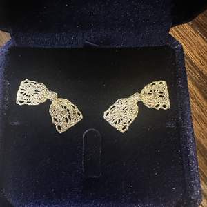 Pendientes de Plata de Ley S925 con Lazo de Encaje Levi's, Joyería de Moda Dulce y Femenina con Textura Hueca Delicada - Product Image 2