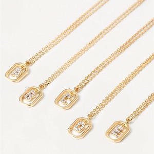 Collar con Colgante Rectangular Mini Moderno, Chapado en Oro sobre Cobre, con Circonitas, Iniciales de la A a la Z, Elegante y a la Moda para Hombres y Mujeres - Product Image 1