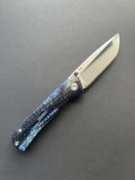 Couteau tactique utilitaire OEM personnalisé 14C28N avec manche en titane, verrouillage Frame Lock, finition bleu thermique, outil de chasse extérieur, vente directe usine en gros