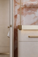 Meuble de cuisine américain antique avec plan de travail en marbre, accents en laiton, unité de rangement autoportante, étagères éclairées, portes à panneaux, style Shaker