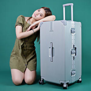 Maleta para Mujer Modelo L19, 80 Pulgadas, Gran Capacidad, Marco de Aluminio, 4 Ruedas Giratorias con Candado, Diseño a Rayas - Product Image 6