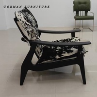 Fauteuil simple de style designer rétro nordique avec accoudoirs et dossier pour hôtel, salon d'hébergement touristique, chaise longue de balcon.