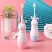 Brosse à dents électrique pour enfants, dessin animé, alimentée par piles, IPX7, brosse à dents sonique avec petite tête de brosse, livrée avec 3 têtes de brosse de rechange