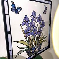 Attrape-soleil en verre teinté avec un motif de papillon iris bleu |   Œuvre d'art artisanale de 78 pouces |   Décoration de jardin d'inspiration naturelle |   Cadeau unique pour