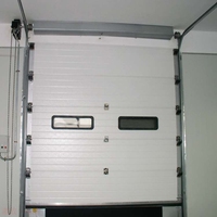 Porte sectionnelle industrielle moderne résistante au vent, isolée thermiquement, à levage vertical automatique, pour grandes usines, entrepôts et ateliers