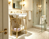 Meuble de salle de bain de luxe pour chambre d'hôtel, pour suites et chambres nouvellement rénovées, hôtel en centre ville, avec console de lavabo dorée et pieds en laiton