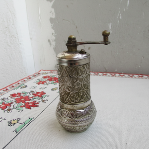 Juego de sal y pimienta de latón de aspecto cultural de fabricante OEM para una elegante exhibición de comedor en casa o vajilla de cocina decorativa - Product Image 1