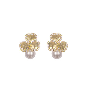 Pendientes de Moda con Perlas y Flores en Oro con Engaste de Garras para Mujer - Product Image 5
