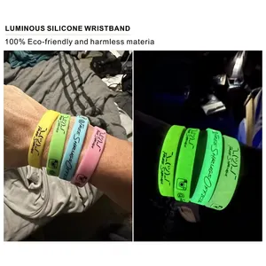 Promotionele Gloeiende Polsbandjes Met Logo Custom Glow In Donkere Siliconen Polsbandjes Voor Basketbal Partij Lichtgevende Polsbandjes