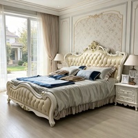 Verziertes Französisches Provinz-Bett aus Massivholz in Kingsize mit Cremefarbenem Knopfheftung-Lederbezug, Schlafzimmermöbel-Set für Luxus-Boutique-Hotels