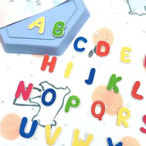 Patch brodé thermocollant coloré en forme de mini lettre, 2,5 x 2,8 cm - Product Image 1