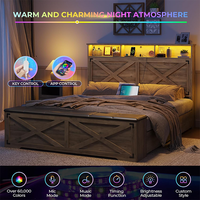 Modern 3-delige op maat gemaakte kleurige kingsize bedset met 2 nachtkastjes, hoofdbord en metalen accenten, milieuvriendelijk appartement slaapkamermeubilair