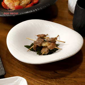 Assiette en céramique noire en gros, design unique en forme de nuage, vaisselle pour hôtel, restauration, restaurant - Product Image 4