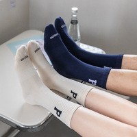 Chaussettes de sport en coton pour femmes, couleur unie tendance, printemps et automne, lettres noires et blanches, mi-mollet, style streetwear