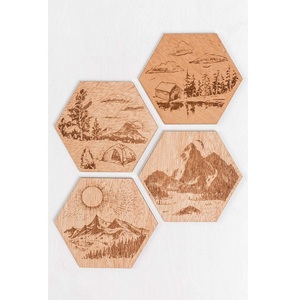 Ensemble de sous-verres hexagonaux en bois avec scène de paysage gravée et finition durable, parfaits pour protéger les tables - Product Image 1