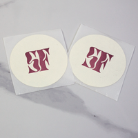 Autocollant de marque rond beige texturé de luxe, logo rose en relief, étiquette crème en rouleau pour emballage de boutique et de bijoux
