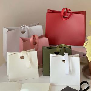 Sac cadeau en papier noir avec poignée en ruban et logo personnalisé pour une image de marque exclusive et une présentation élégante - Product Image 5