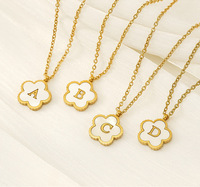 Collier en acier inoxydable européen et américain avec pendentif trèfle et 26 lettres en coquillage plaqué or 18 carats