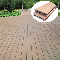 Plancher extérieur en composite bois-plastique (WPC) contemporain, anti-âge et imperméable pour rues commerciales et couloirs côtiers