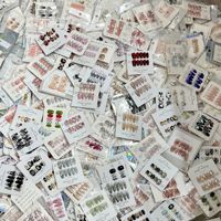 Styles aléatoires, designs personnalisés faits à la main pour faux ongles à presser avec boîte de présentation en acrylique – Vente de liquidation à durée limitée