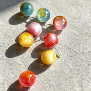 Pendientes Redondos de Resina Transparente con Diseño de Caramelo de Verano, Pequeños y Únicos para Niñas - Product Image 6