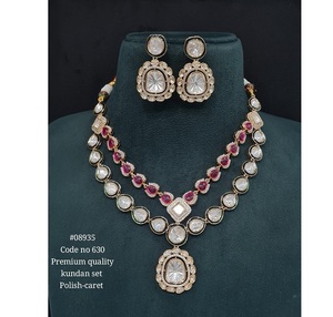 Conjunto de Collar Kundan Chapado en Oro 08935 con Pendientes a Juego para Mujer, Joyería Festiva para Bodas y Fiestas - Product Image 1
