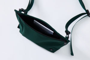 Sac bandoulière léger pour femme en tissu recyclé, résistant à l'eau, fabriqué par Couple Manufacturer - Product Image 3