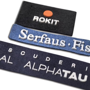 Logotipo de marca de silicona de goma personalizado de fábrica Etiquetas de base de fieltro de silicona suave de <span class=keywords><strong>alta</strong></span> <span class=keywords><strong>densidad</strong></span> elevadas 3D Parches para planchar para ropa - Product Image 1