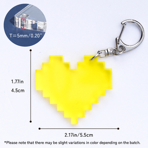 Llavero de acrílico transparente con diseño minimalista de corazón de píxeles, ecológico, para deportes y como adorno para bolso. - Product Image 4
