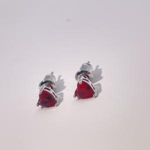 ต่างหูแบบติดหูสำหรับผู้หญิง ดีไซน์คลาสสิกทันสมัยจากเทียนหยู เจ็มส์ ผลิตจากทองเหลืองชุบทอง ประดับด้วยเพชรคิวบิกเซอร์โคเนียรูปหัวใจสีแดง - Product Image 4