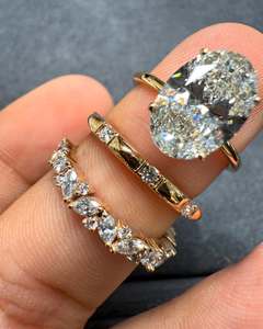แหวนหมั้นเพชรทรงรีเพาะเลี้ยงในห้องปฏิบัติการทองคำแท้ 18K สำหรับผู้หญิง ประดับเพชรทรงบริลเลียนต์ด้านข้าง ได้รับการรับรองจาก IGI ชุบโรเดียม - Product Image 2