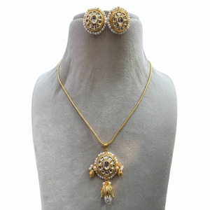 Elegante Juego de Colgante con Piedras Kundan Chapado en Oro, Joyería Tradicional India para Mujer, Colección Festiva y para Bodas - Product Image 2