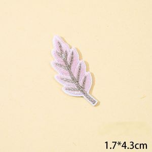 Patch brodé thermocollant en polyester argenté motif feuille fraîche pour sacs, vêtements, chapeaux et chaussures - Product Image 3