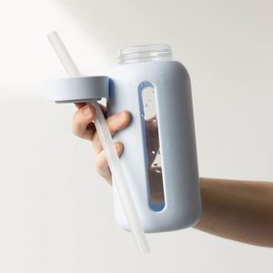 Bouteille d'eau artisanale en verre borosilicate givré de 800 ml, avec logo personnalisé, sans BPA, anti-fuite, compatible micro-ondes et lave-vaisselle, avec silicone - Product Image 5