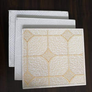 Plaques <span class=keywords><strong>de</strong></span> plâtre suspendues en gypse <span class=keywords><strong>de</strong></span> conception moderne, dalles <span class=keywords><strong>de</strong></span> plafond en <span class=keywords><strong>PVC</strong></span>, panneaux isolants <span class=keywords><strong>d</strong></span>écoratifs stratifiés pour projets - Product Image 5