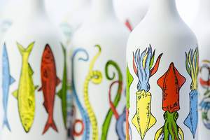 Dispenser Premium per Olio Extra Vergine di Oliva Italiano da Collezione, Bottiglia per Olio in Ceramica con Tappo in Sughero da 500ml, Fantasie di Animali Marini Dipinte a Mano - Product Image 5