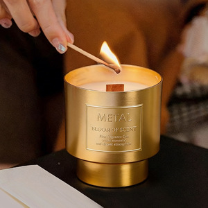 Bougie parfumée en métal plaqué or avec mèche en bois, cire de soja, lettres en relief, décoration de luxe pour la maison, faite à la main, Diwali, Noël - Product Image 1