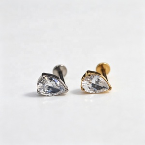 Pendientes de titanio G23 al por mayor para mujer, con diseño perforado para uso diario, con diamantes engastados en tres garras y corte en forma de pera. - Product Image 4