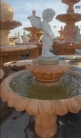 Sculpture de jardin antique en pierre de marbre de calcaire naturel, fontaine d'eau de style Renaissance, statue de garçon qui fait pipi, élégante
