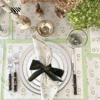 Élégant ensemble de plaques en céramique texturée argent-blanc motifs géométriques pour un décor de table de mariage sophistiqué minimaliste classique