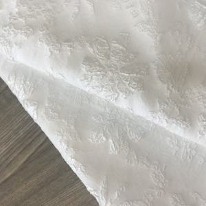 गुलदाउदी बनावट वाले उभरे हुए उभरे हुए गुलदाउदी पुष्प पैटर्न डिजाइन के साथ बुना हुआ पॉलिएस्टर 3डी आयामी जैक्वार्ड - Product Image 4