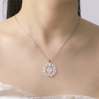 Collier délicat imperméable en acier inoxydable argenté avec pendentif nœud de sorcière en or 18 carats pour femme