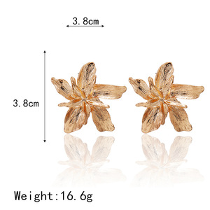 Pendientes de pétalos tridimensionales con flores de aleación a la moda para mujer - Product Image 3