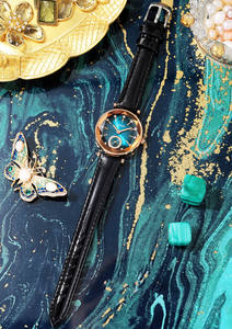 Nouvelle montre à bracelet en cuir ornée de strass pour femmes, élégante et luxueuse, style coréen unique, petit cadran, montre à quartz pour étudiantes - Product Image 3