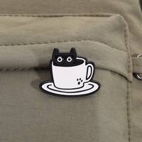 Drôle chat noir émail broche mignon Animal tenant café broche revers insigne bijoux cadeau pour les amoureux des chats amis