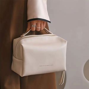 Pochette de maquillage de luxe pour femmes en cuir PU imperméable avec fermeture éclair, nouveau design, logo personnalisé, poignée de marque pour articles de toilette, cosmétiques de voyage - Product Image 3